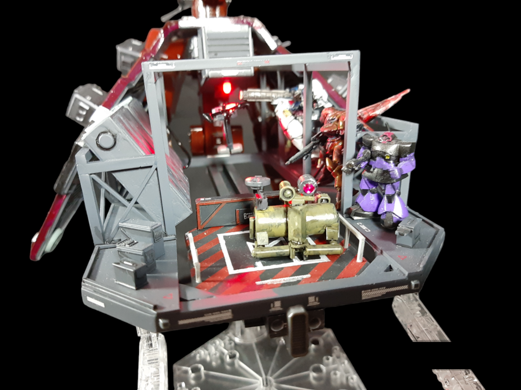 格納デッキ内の右側はMS格納デッキにしました。着艦デッキは奥までスライドします。設定ではラングがGP02の移送に使用したとのこと。ほかにドム、ガーベラテトラ、ザクが格納されています。左側は武器格納コンテナ。照明はミライトをつけました。