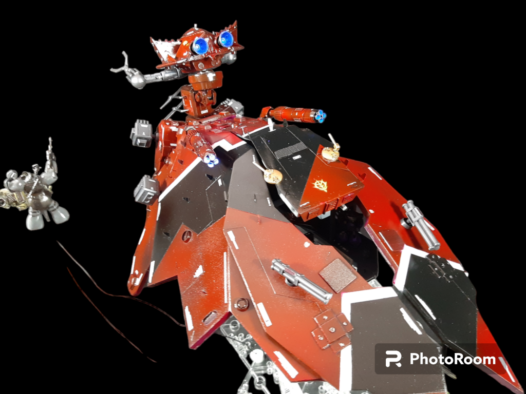 後部には3連装大型対艦ミサイルを作成。バーニアはMSイグルーらしく、青色の蛍光塗料で光ります。