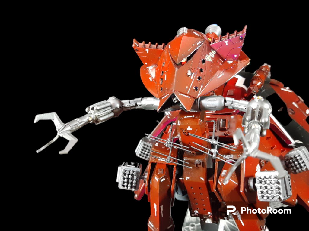 30連装ビーム撹乱弾発射筒も頑張って4基作りました。・・・が、30連装にはなっていません。ビグロはスジボリとモノアイ部分をくりぬき、作り直し、ガトリング砲とミサイルランチャーはメタルパーツに置き換えました。バーニアも大型化しました。