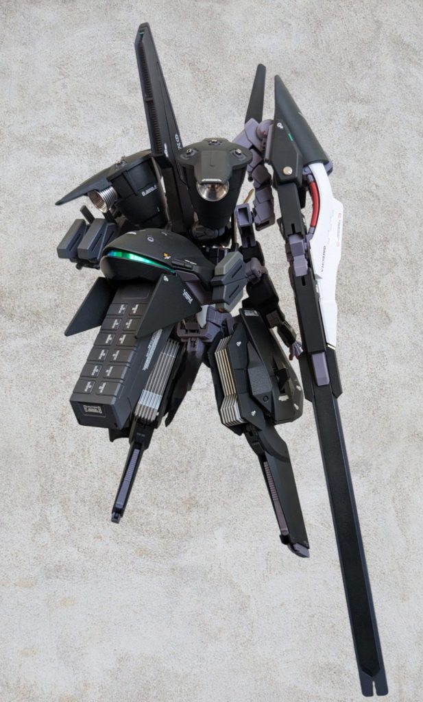 リアビュー。フレキシブルブースター、スラスター、マイクロミサイルコンテナ、大型ドームセンサー、左右にe-PACが追加されている。また、変形·換装のオミットにより、太腿部には大型ヒートシンクが設けられている。これは大型ドームセンサーによる背面フルオートロックオンシステム、マイクロミサイル含む追加武装火器管制による負荷でBUNNySのオーバーヒートを防ぐ目的がある。