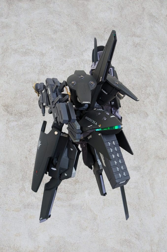 左肩ユニットには、Iフィールド発生器、追加センサー、高出力ビームサーベル、XBR-M84a試作ビームライフルを2丁懸架できる。もともとコンポジットシールドにはIフィールドが搭載されているため、シールドを構えた方向に対してはIフィールドの重ねがけの状態となり、戦艦主砲クラスのビーム砲にも数秒は耐えられるほどの強度を得た。