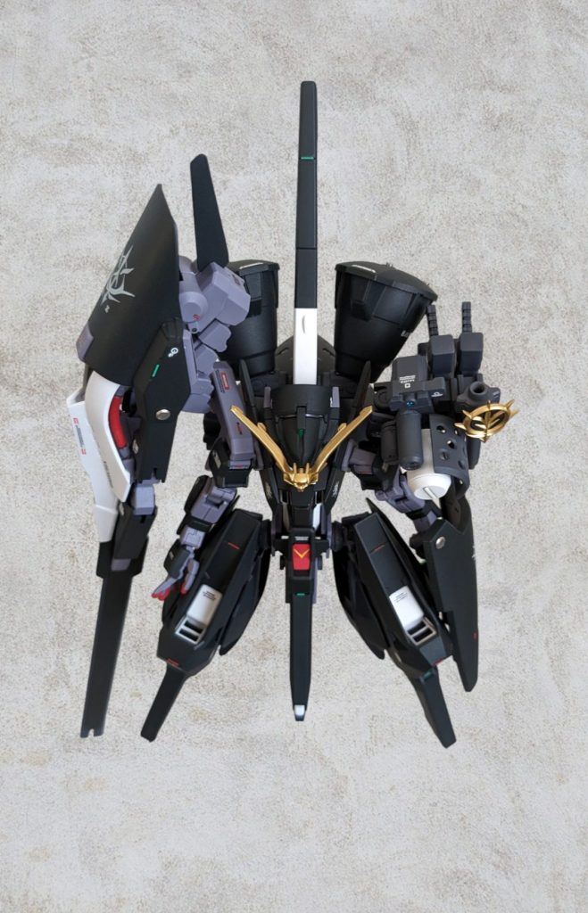 ウーンドウォートはこの角度も格好いいですよね。腰ドラムフレームのキットの造り上（たぶん3mm軸の受け側の構造）腰に対して、胸部が向かって左側に骨折してますか？ってくらい傾きがちなイメージだったので、補強してます。腰、胸、頭、追加ブースター、リアアーマーまで直線上に綺麗に並んで満足😄