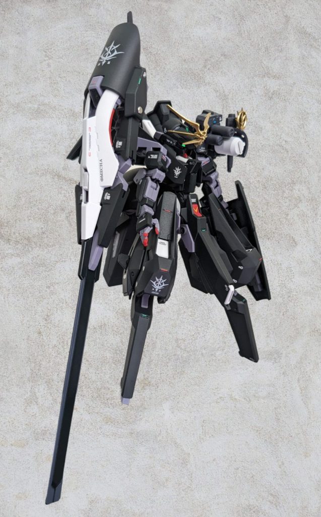 両手をフリーにするため、コンポジットシールドは肩接続にしました。レジオンデカールは、ゴーストカスタムデカールを使用。公式から出てないので仕方ありませんね😅伸ばしランナーでレッドチップ、グリーンチップをうるさくない程度に配置。