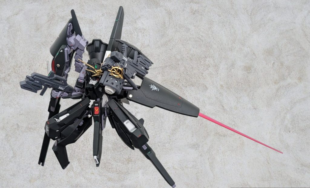 GP01fbのユニバーサルブーストポッドを使用しているので、合わせて上部をカットしたハーフシールドを準備しました。ビームサーベルつきです。腰の捻りの障害になっていたので、胸部から下に垂れている部分はカット。フンドシ裏にネオジムで取付けしています。