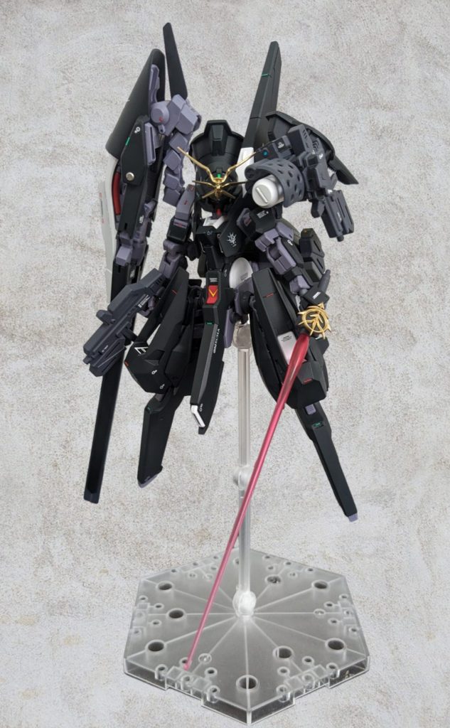 高出力ビームサーベル。角度付き持ち手は作りました。スタンドとビームサーベルがカブっているので、スタンド消すのは諦めました😅