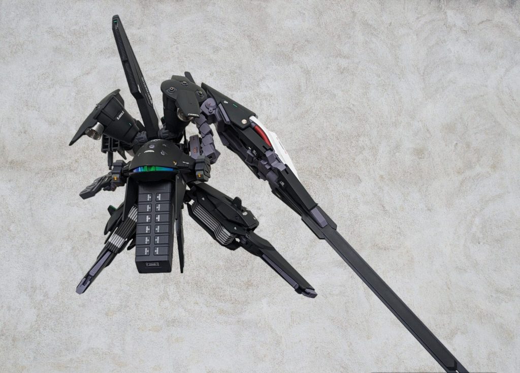 背部ドームセンサーは、溝を加工し、プラ板に100均のラピーテープみたいなやつを貼って挟み込んでます。偏光してますね✨一気にガンダム世界観じゃなさそうに見えますw