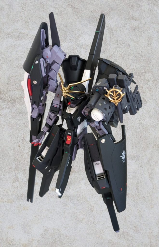 アゴは、長く尖ったものに変更して更に削り込み、イケメン度を上げました✨アリシアのクローン姉妹の中、唯一の男の娘であるダイアナ専用機です。紫？ブルーグレーのフレームは成形色のままです。胸部左右のプレートは、後ろも白ではなく黒のままに、あとは脚フレーム部で3mm程度延長してあります。