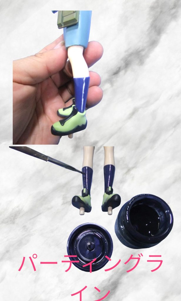 パーティングライン処理デス♫チュチュパイセンの時は目立たなかったソックスのパーティングラインが目立つので?削り取って クレオス ティターンズブルー2で筆塗りでリカバー💦