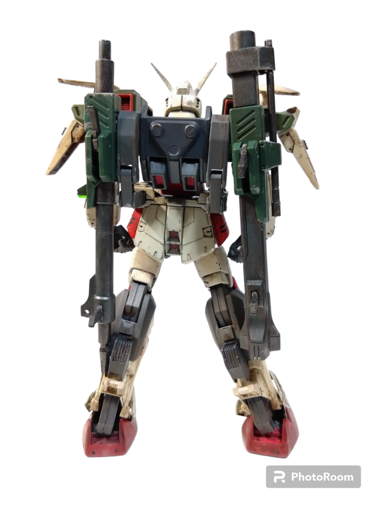 後ろ側です。バックパックの銃を固定するパーツの片方紛失したので片方を元にプラ板から製作しました。