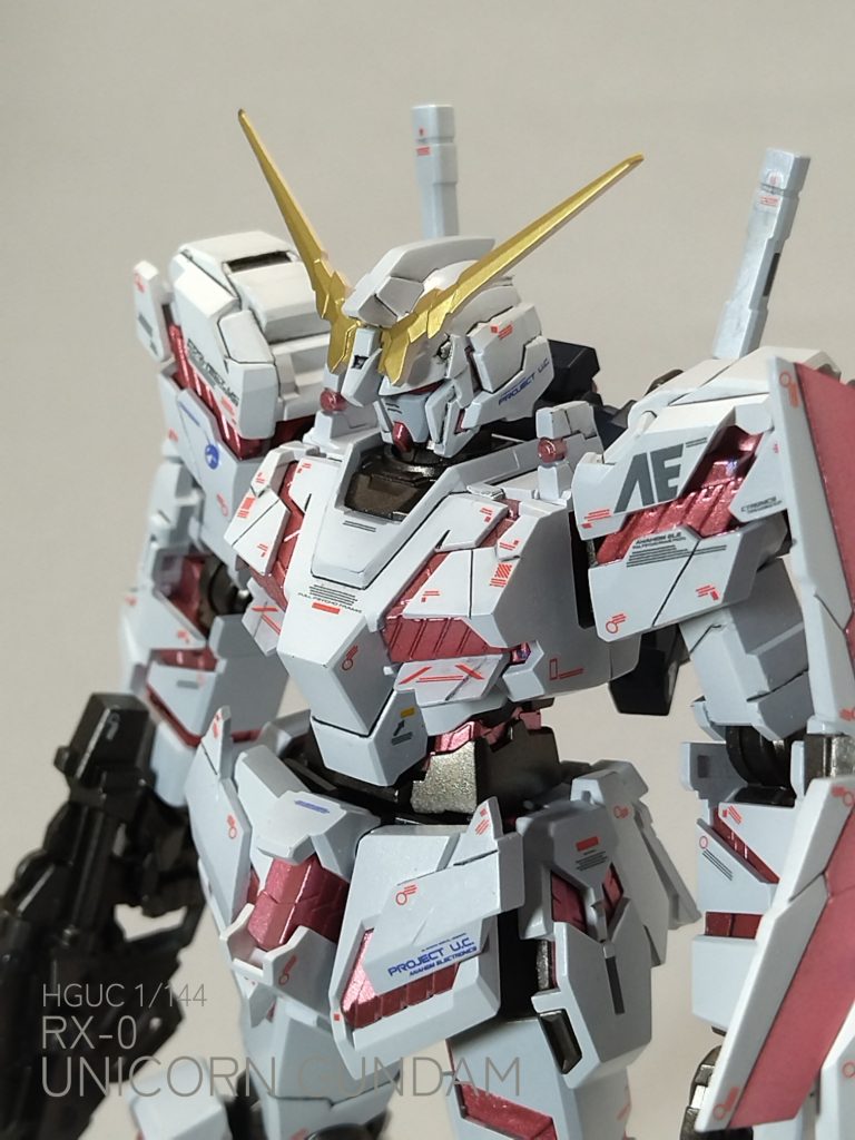 サイコフレームはあえて塗装。ガンメタ→シルバー→クリアーレッド+蛍光レッド→ごく少量のメタルレッドの順でレイヤーをかけています。