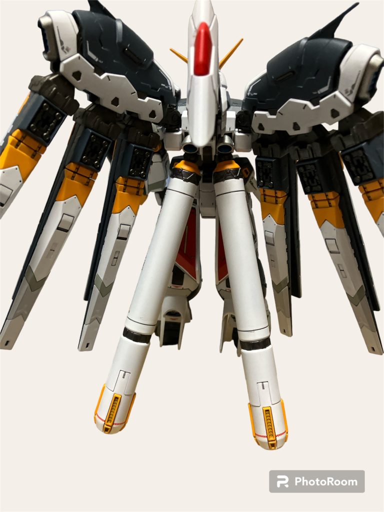 後ろもチカラ入れて作りましたがファンネルの塗り分け忘れました