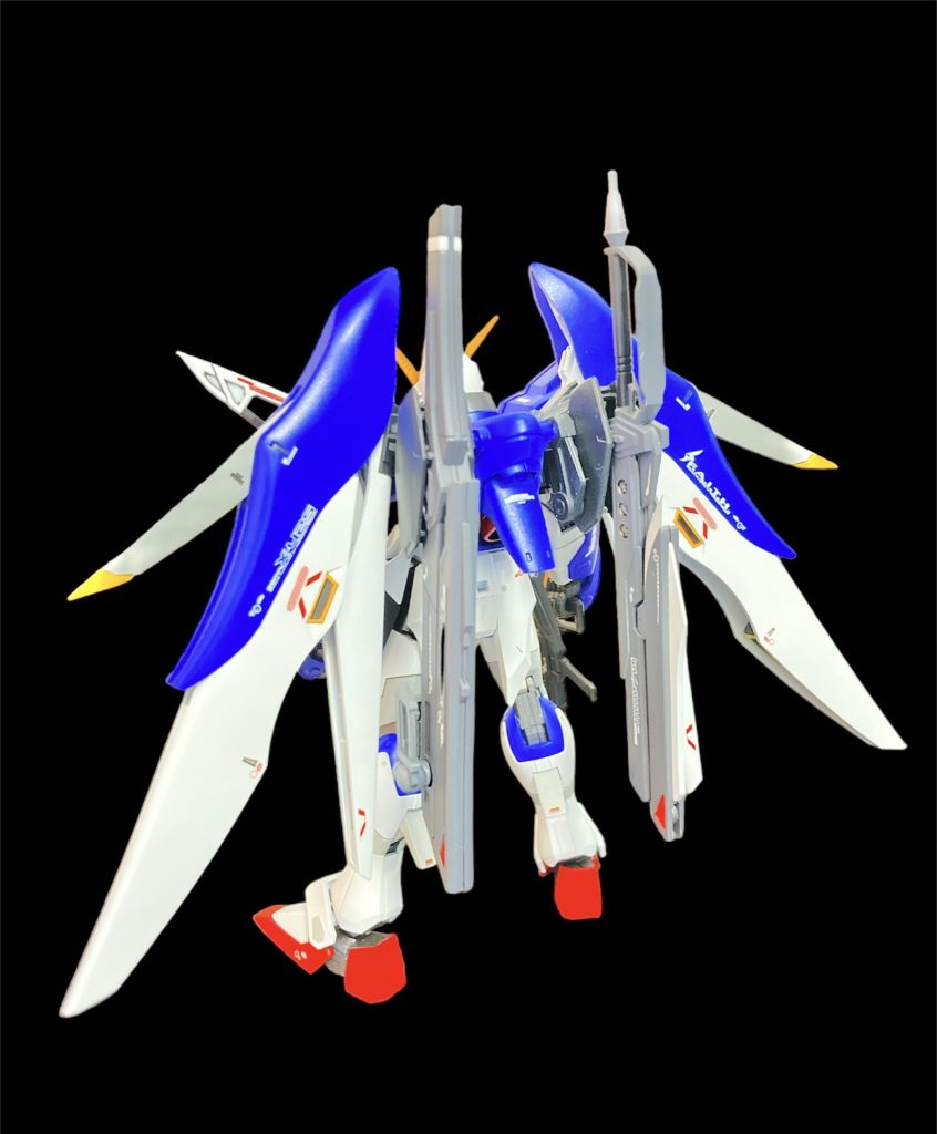 武装のアシンメトリーな色が嫌だったのでグレーで統一。武装を背中のラックに入れたら塗装が削れてしまいそうなので軽く挟み込む程度でやめてます。