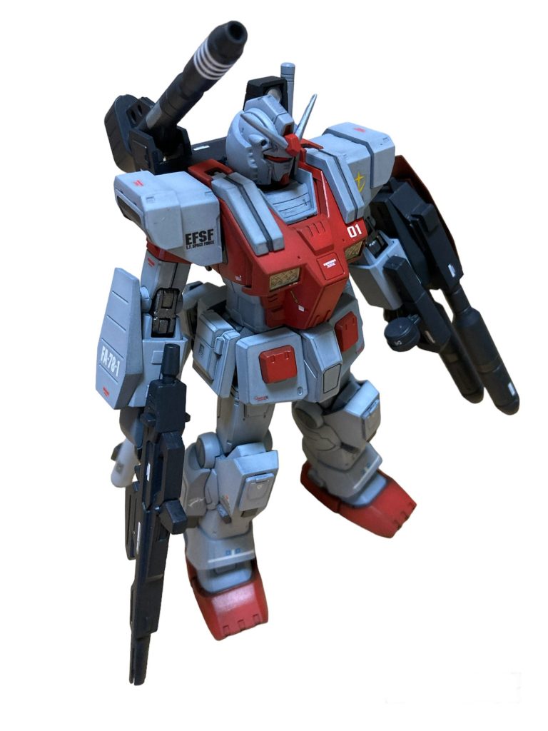 塗装は濃いグレー(ほぼ黒)サフの上からグレーの強いホワイト(前回のプロトタイプガンダムのもの)を少しグラデーション風に塗装。オレンジの部分はオレンジに赤色を多めにした朱色っぽいものをあえて黒いサフの上に塗装する事で落ち着いた色にして力強い機体を目指しました(結構気に入っています)。武装はジャーマングレーに、ポイントでガンメタを塗装。