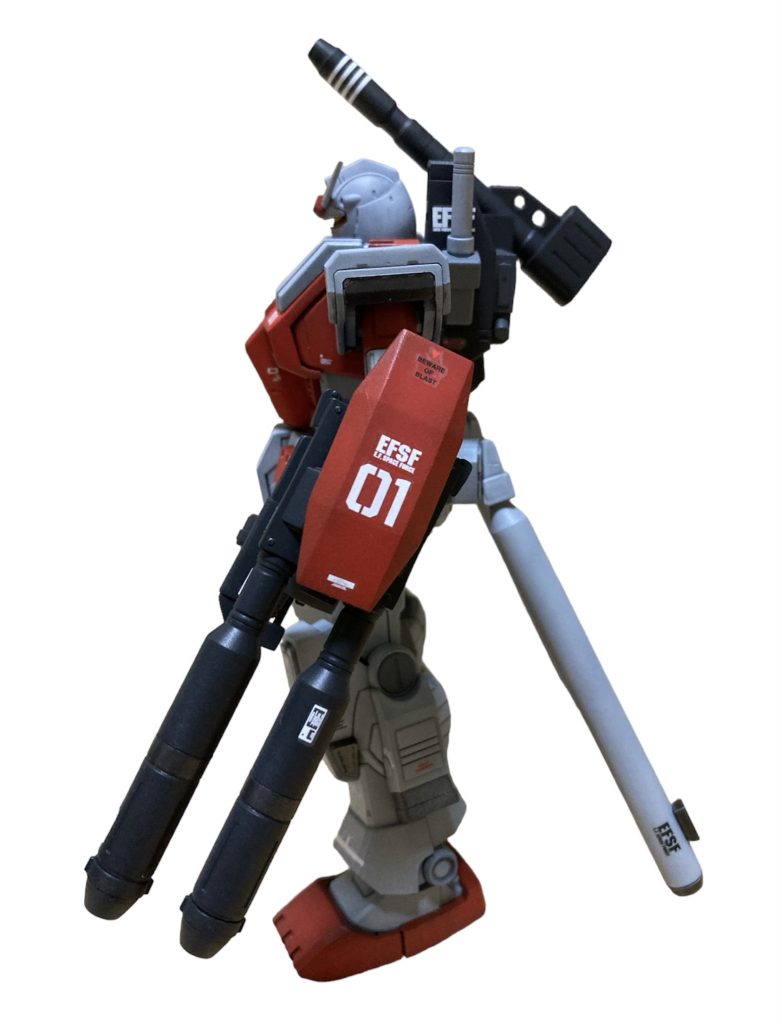 横からアムロ用機体とはしたものの、アムロマークのデカールは貼らず連邦のテスト機体を演出しています。全体的にコーションマークデカールを多めに使いました。