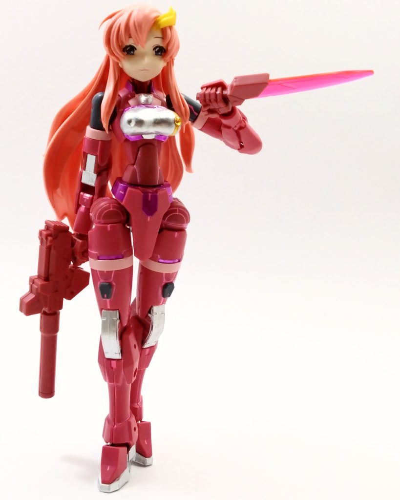 肩部は30MSのものを採用。外観を損なうこと無く、頭部や肩部のしなやかな可動を実現。