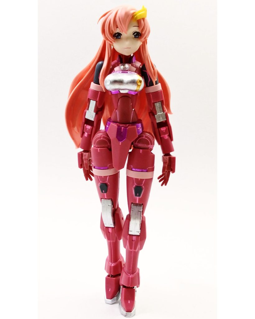 塗装はガンダムマーカーのみ。スミ入れには蛍光ピンク、各部アクセントにメタリックピンク、関節等にシャインシルバー、左胸のラインをイエローゴールドで塗装。左胸のラインは初期のアイドル衣装のオマージュである。