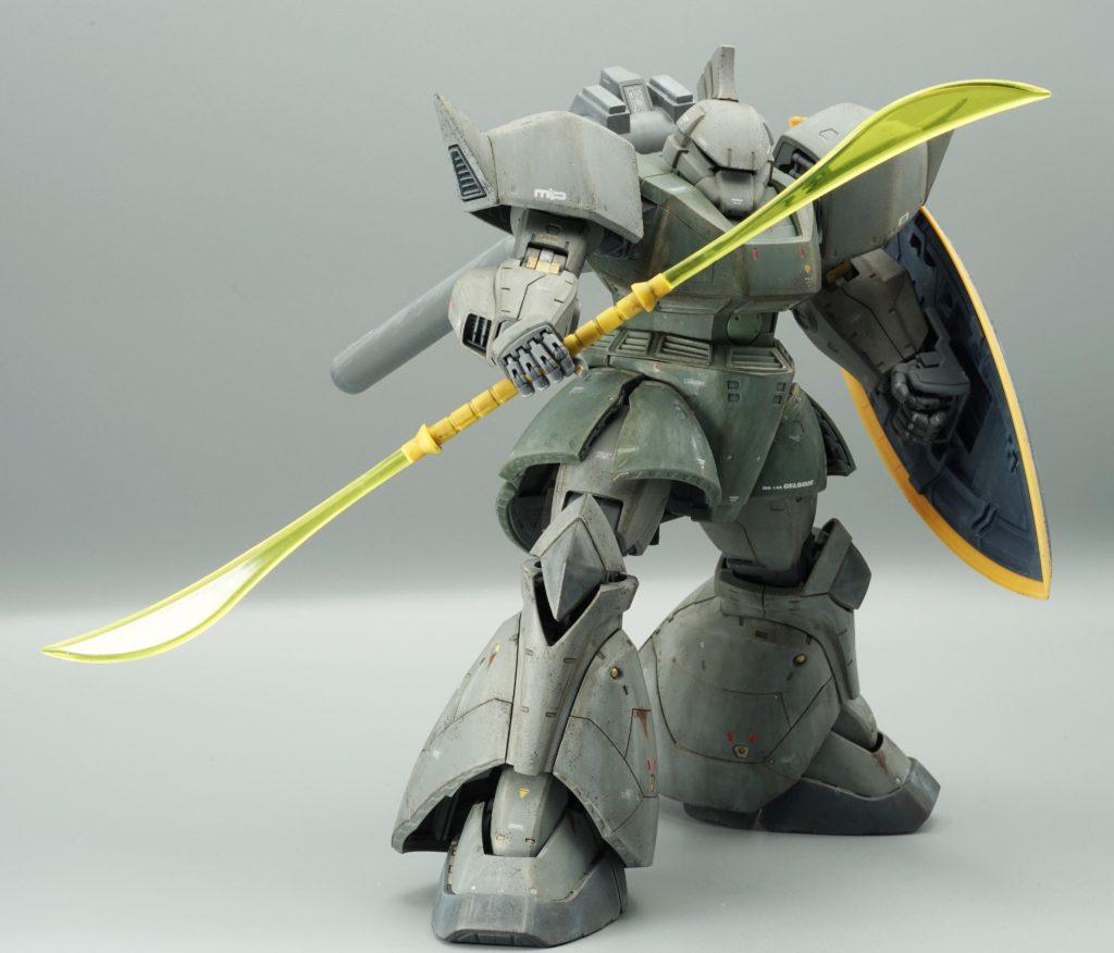 ウェザリングしたら目立たなくなりましたが一部モールドにアクセントとして蛍光レッドを塗装。その後UVレジンでコートしています。