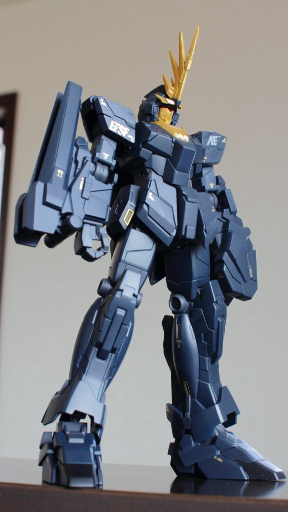 いつもの如くの基本工作のみで形状は弄ってません（笑）カラーはガイアミッドナイトブルーをベースに適当に調整、金はスターブライトゴールド、グレーはニュートラルグレーⅳにⅴを加えて調整。ガンダムデカールと金の市販デカールを適当にチョイスして貼ってフラットクリアをトップコートで完成です！！ただこの市販デカールはメッキ部がちと分厚すぎました😅