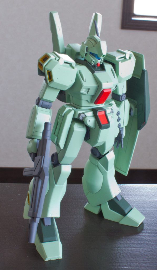 この頃タガネ持ってたかどうか記憶が定かではないですが新規にスジ彫りしてますね（笑）しかし逆シャアで登場した時はフロントアーマーレスのそのデザインに「なんちゅう不細工な！！」と見向きもしなかったんですが今は全く違和感ないどころか格好よく見えるのがとても不思議な機体です