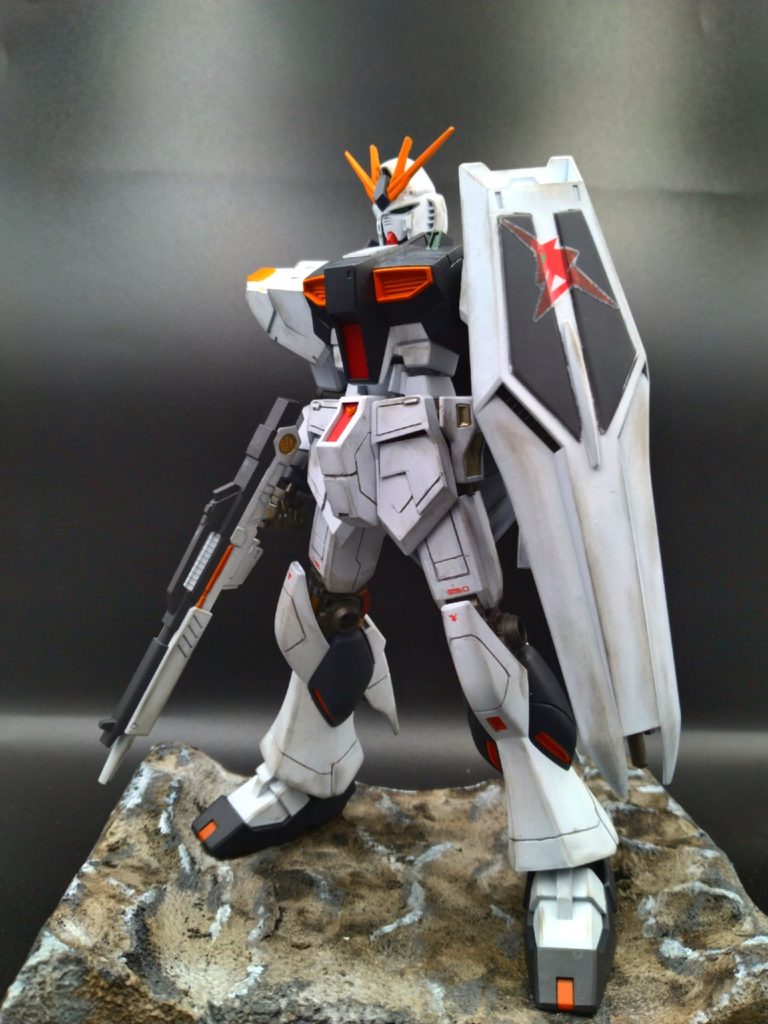 全体的に筋彫りとウェザリングを施してジオラマとも違和感なく原作風に仕上げました！(*^^*)