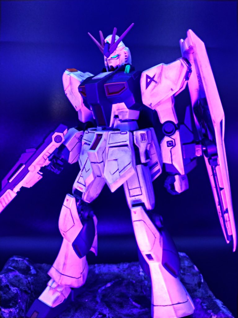 更にワンポイントかっこよく！モノアイと左胸センサーに蛍光塗料を使用しました！(=✧ω✧=)