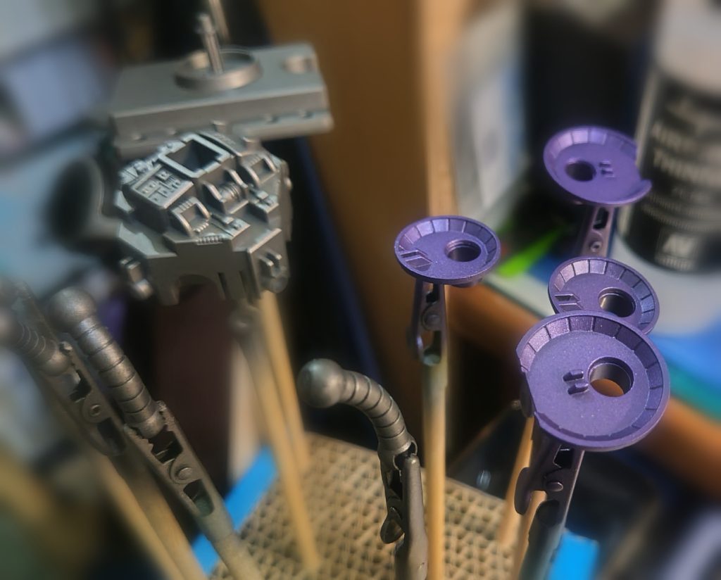 メタルメディウムを混ぜたヘックスドライケン(右)いい感じのメタリックパープルになったかと。。