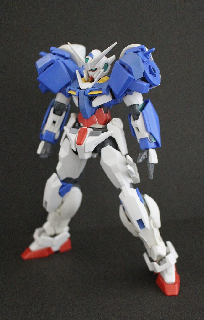  イノベイター(刹那)専用に開発されたダブルオークアンタを一般の人でも扱いやすく改良している 元のダブルオークアンタのような接近戦主体の武装構成ではなく、GNメガランチャーを主体に、GNビームガンやGNビームサーベル,腰部GNバルカンとシンプルな武装構成で射撃メインに変更､シンプルさゆえに扱いやすくなっている