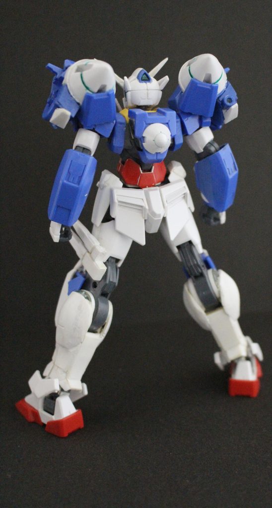  機体はツインドライブシステムを採用しており､中央でツインドライブシステムの安定させる制御装置が備えられているためTRANS-AMも使用可能