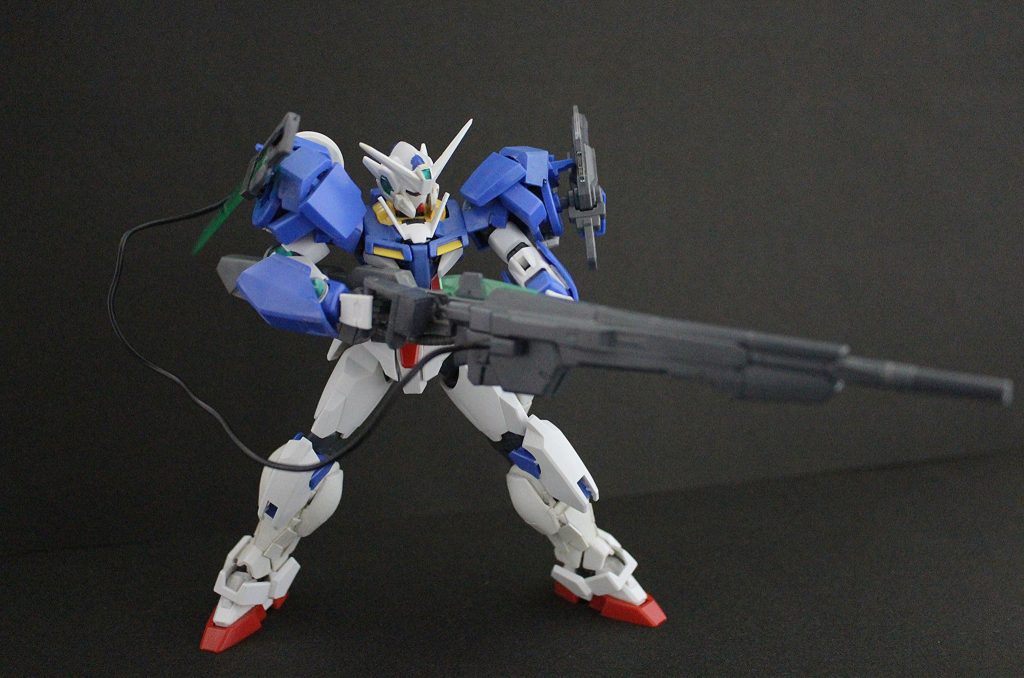  GNメガランチャー 主兵装である長砲身の射撃武装｡ロングビームライフルとして運用し、ライフルのケーブルをGNドライブに接続することで､出力が向上し長距離砲撃が可能になる