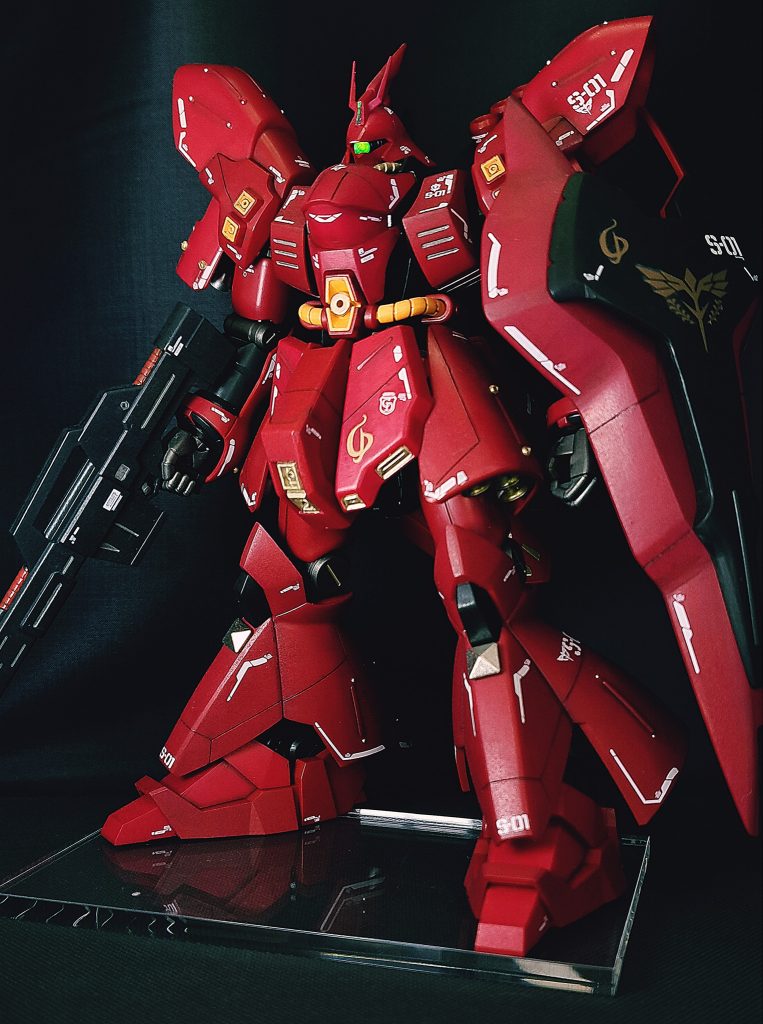 アクリジョン 筆塗専用のワインレッドを使い、全身を塗装しました。サザビーを作った理由は、この塗料を使ってみたかったということもあります。「きっとサザビーに似合うぞ」と思っていたら、深みのあるレッドが私のイメージするサザビー像にぴったりと一致し、大変満足できる色味になりました。