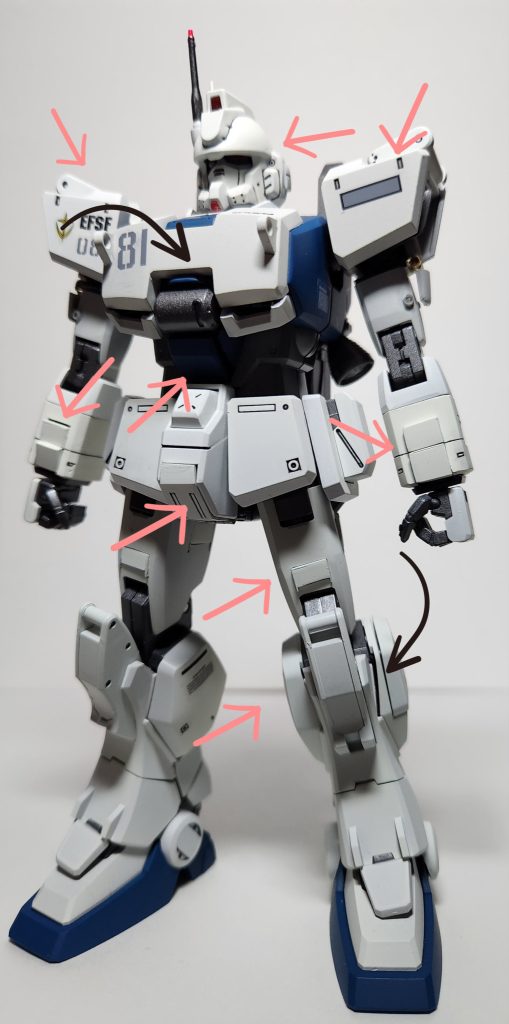 写真では分かりづらいですが、ハッチは肩、腕、胸、腹、股関、足にあります。胸のハッチとスネの外側はデフォルトで開きますね。ピンク:開けた　黒:デフォルト