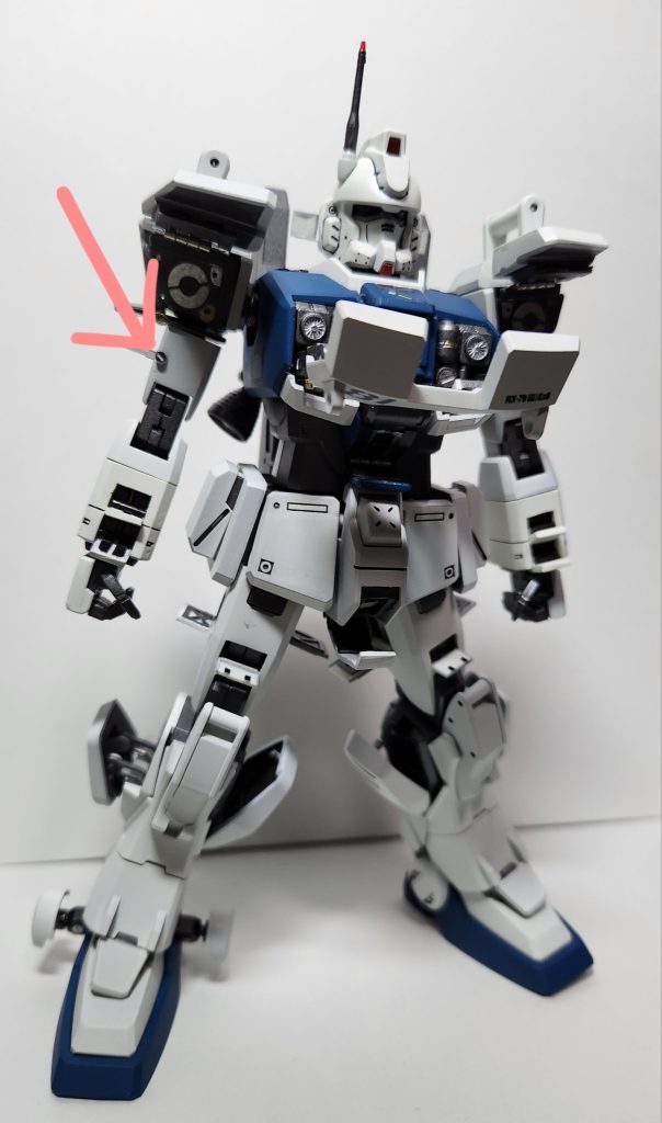 腕のハッチは切り抜いて、穴をあけてプラ棒を通してます。二の腕の部分はプラ棒を固定してないので穴が消せなくなったのでカバーをして誤魔化しました。