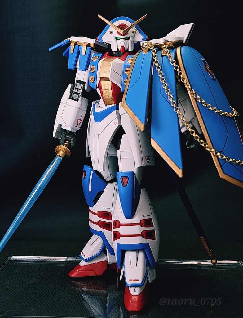 元々イエローだった部分を、シタデルカラーのゴールドで塗りました。「リトリビューター・アーマー」というカッコイイ名前の塗料でした。マントなど稼働が多い部分については塗膜の強さを考慮して、アクリジョン筆塗り専用のアンティークゴールドを重ね塗りしました。違う種類のゴールドでしたが、意外とマッチして良い感じの質感が出ました。本当にラッキーです。