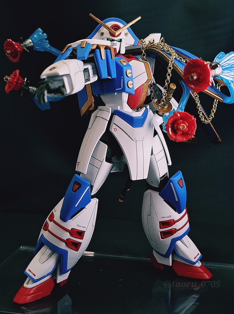 ガンダムローズの代名詞と言える、ローゼスビットも頑張って加工しています。先端部分をビーズに置き換えて、ビームの発射口を再現。さらにリンプラカラーを使い、キラッと輝き、美しく見えるようにと思って塗装しました。この写真ではあまり分からず、ちょっと残念…。