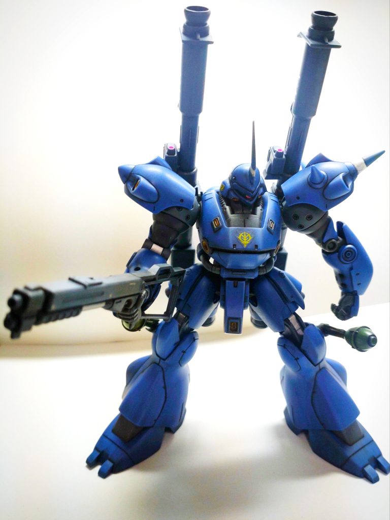 「組み立て・部分塗装等」ほぼ素組みです。肩アーマーと脚が「もったり」としていたので、各スラスターの境にスジ彫りを施しました。メリハリが付いて効果的だと思っています。部分塗装は、各スラスターに「黃橙色」、関節部とバーニア基部及びブチ穴開口奥に「クロムシルバー」を差しました、良いアクセントになってると思います。