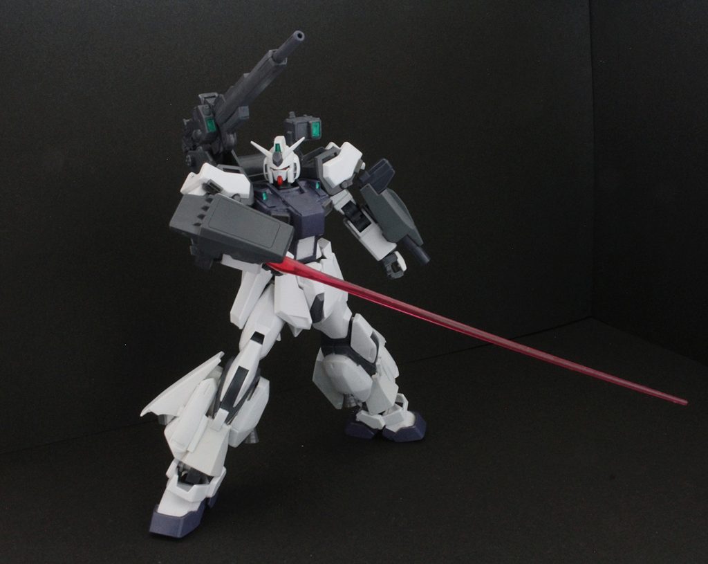 ゲルググ・キャノンを参考にしている装備もあり、遠距離戦に対応できるようにキャノン部のバレル改修やセンサー強化を行い、狙撃戦に対応した。 近距離戦には、左腕部グレネード・ランチャーの他、右腕部には、ハイパー・ビーム・サーベルが装備されている。