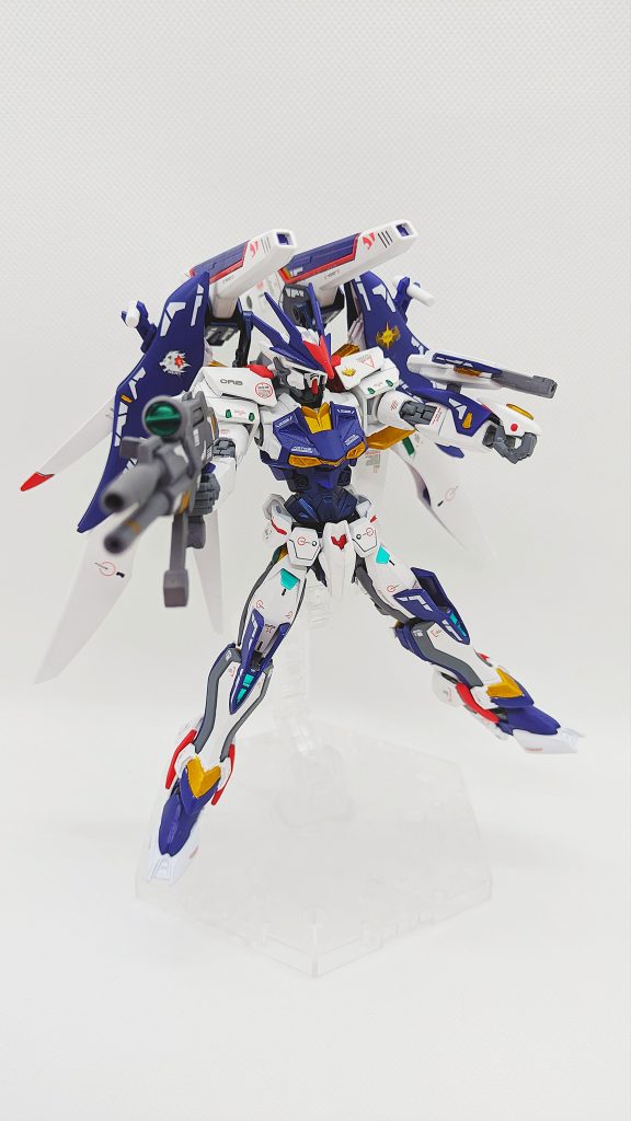 右腕のデバイスはビームガンにもビームサーベルにも使えるフルバーストはかっこいい!