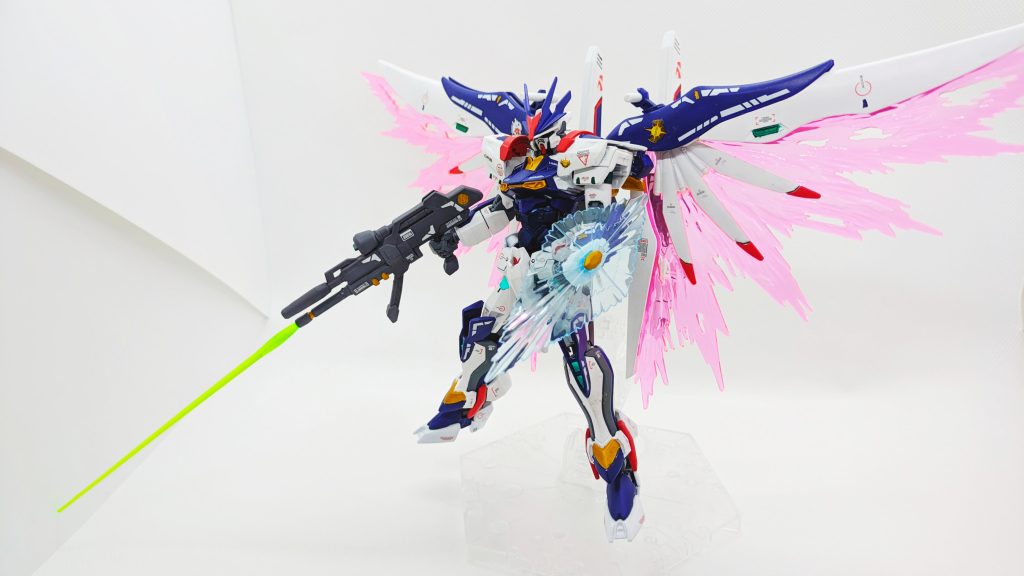 ビームライフルの下口部分はビームサーベルが出て銃剣として扱えるようにデスティニーのビームシールドも健在