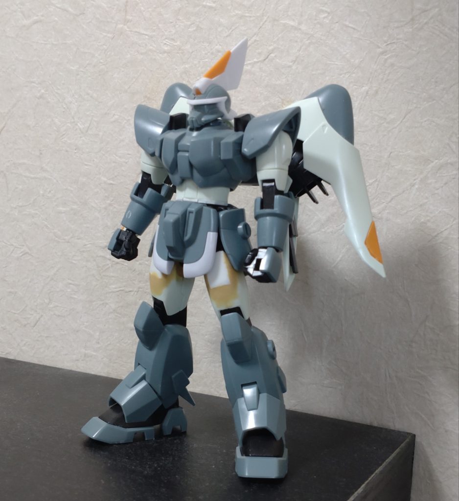 腰部は1.2mm延長の上、胸部とボールジョイントで接続し、軽くスイングできます。股関節はHGSEEDシリーズの肩のパーツを使って3軸可動にしています。この時点で大腿は3mmほど延長し、またプラ板とパテでボリュームアップしています。また、肩アーマーの位置が低くなるよう調節しました。