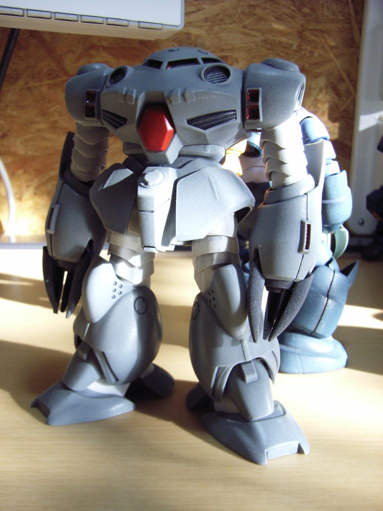 この子はファーストロットで、当時簡単フィニッシュ(あっさりしてるなーw)で完成させていたものです。画像データを見ると2005年なのでHGUC立ち上げ直後の「私的第二次ガンプラブーム」の頃でした。今回はコロナ禍以降の現私的第三次ガンプラブームにおいてのリニューアルとなりました。