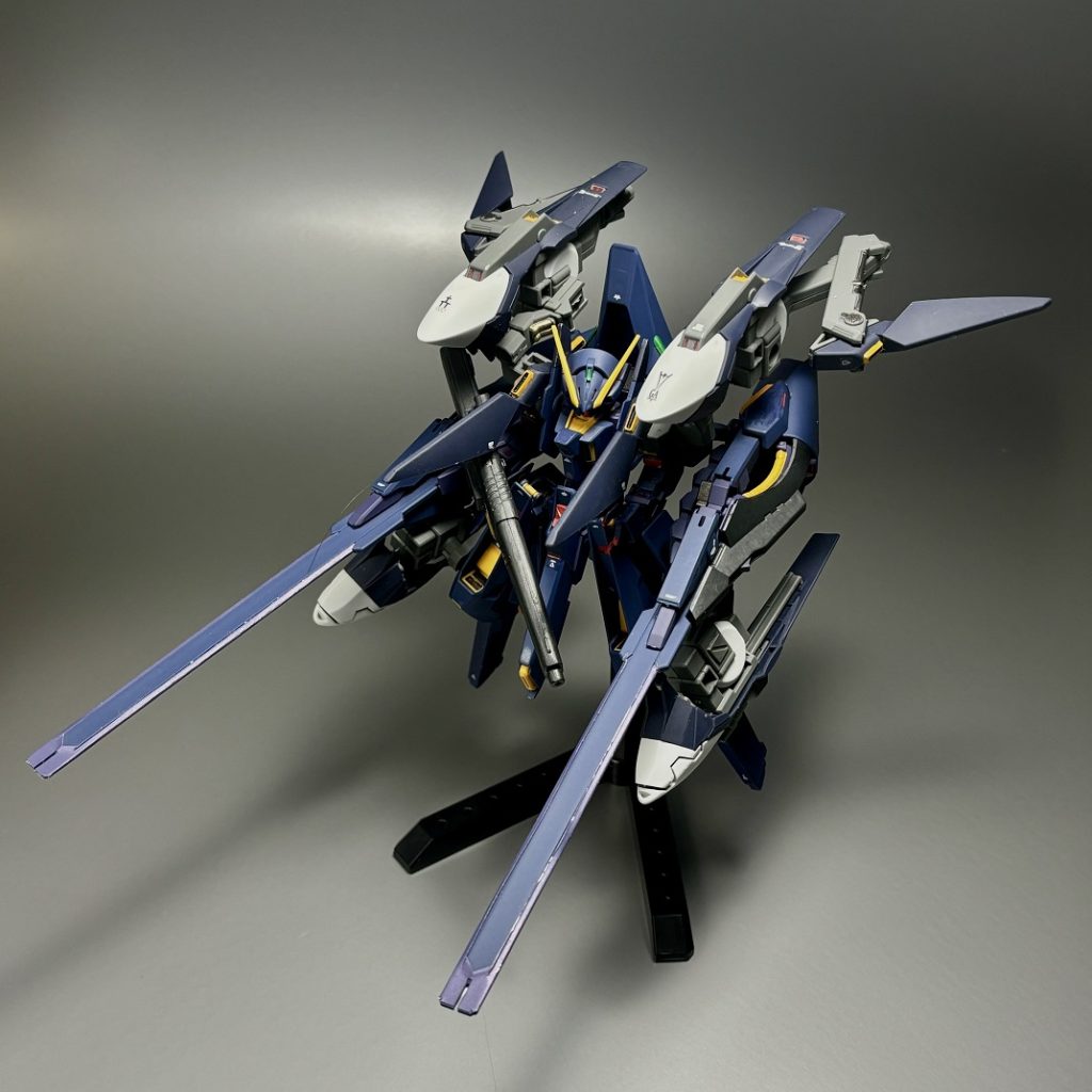 ぱっと見は「TR-6 [ウーンドウォート・ラーII]をティターンズブルーに塗っただけのように見えますが、コンポジット・シールド・ブースターを背面のマルチポッドブースターに接続しているため、手が空いてます。ということでビームライフルを持たせることが可能に。