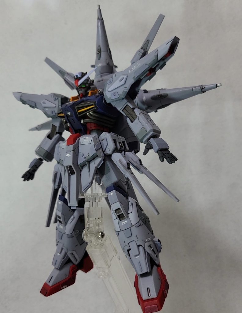 スジボリ、プラ板貼り付け、部分塗装仕上げです。プロビデンスガンダムってラスボス機なんですが、実はラスボス機の作成って初めてなんですよね。悪役機コンの真っ最中と言うこともあり、いつもよりディテール増し増しでやってみました。