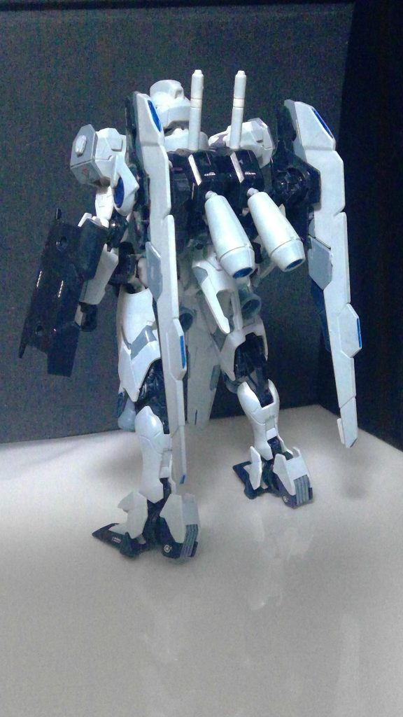 　ルブリスのビットステイヴを参考に開発された、大型・可動式のウイングバインダーを装備。基部のガンビットとしての機能はオミットされており、スラスターに特化させることで機動力を向上させている。