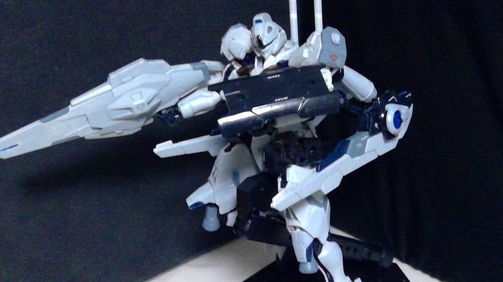 　ウイングバインダーはビームキャノンとしても使用可能。本体から直接エネルギーを充填しており長射程、高出力を誇る。また、この状態でも機動力はほとんど低下しない。　ビームライフルはルブリスのガンビットライフルと同形状だがビットの機能は無く、出力を抑え連射力と速射性を高めている。