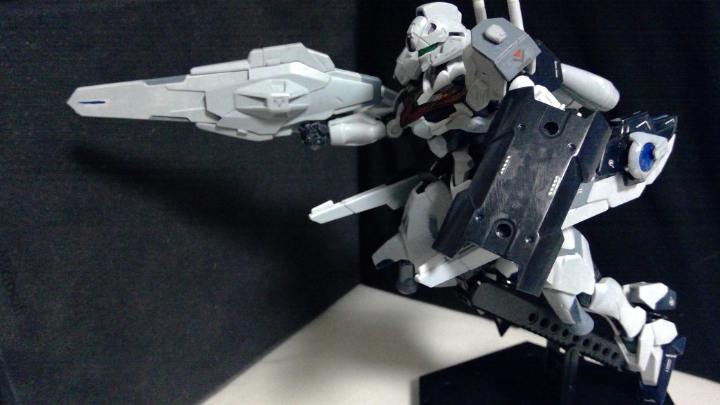 以下、制作チラシの裏。元々のコンセプトは、「安っぽいルブリス」です。なので追加パーツもなるべくオリジナルより高級にならないようにしてます。　30㎜から犬のバックパック、盾、ジョイント、肩アーマー等を移植しましたが後はほぼルブリスのみで、それも削ったり切ったり穴空けたり♂しただけです。胸の穴やバックパックのサーベルラック刺さってた穴（青い部分）は、ダイソーの樹脂粘土詰めてサフと色塗りました。意外とパテ代わりになる。使用した色は一部にメタリックブルー、あとはミッドナイト、コバルト、ブルー、ホワイトの４つを割合変えつつ混ぜ混ぜ。