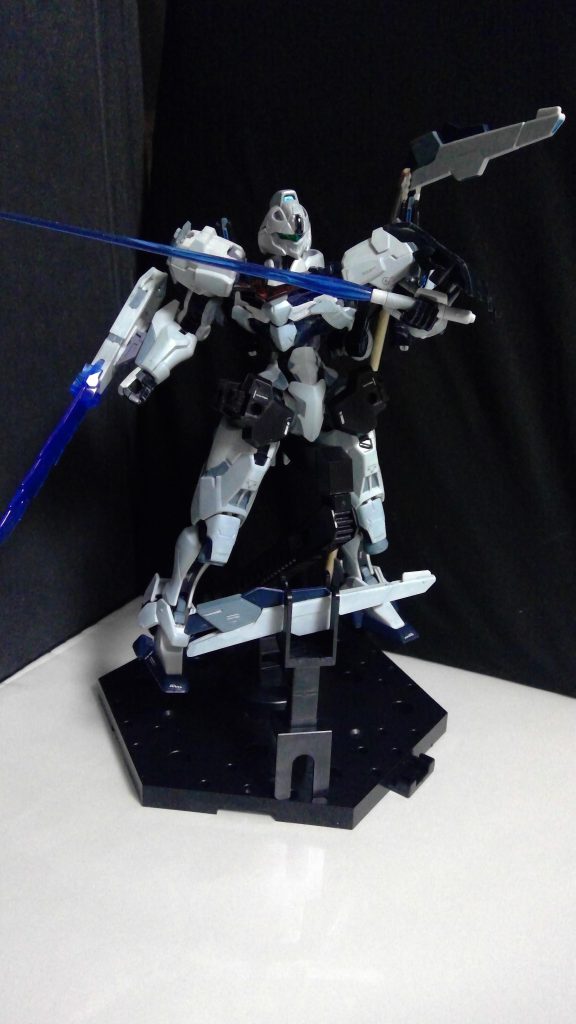 腕部ショートシールドはビット機能を廃止し、ビームブレイド機能を追加。ビームサーベルと合わせ近接戦の要となる。　また、バインダー下部はオリジナル機同様分離し、ビットステイヴとして運用可能。基数を減らし、命令後の動作を完全自動化とすることで扱いやすさを大きく向上させている。パイロット次第では近接戦闘とビット操作を同時に行うことも可能。