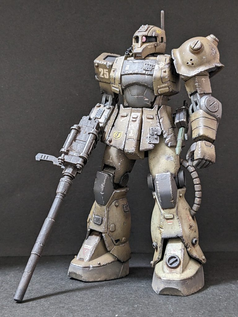 【正面】ミリタリー調のカラーリングでゴリゴリにダメージ加工。股関節から吹き飛ばされて欠損した左脚はザクIIのものに換装、同じく欠損した右前腕部は「動きゃいい」と拾ったジムの腕を無理やり取り付けた設定。