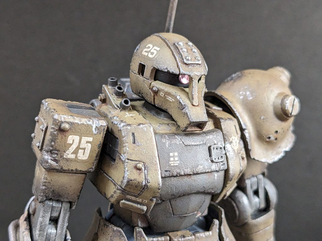 【上半身】装甲が破損している箇所は鉄板でパッチワークした感じに。左肩にはスモークディスチャージャー(陸戦用だとどうしても付けたくなります)。