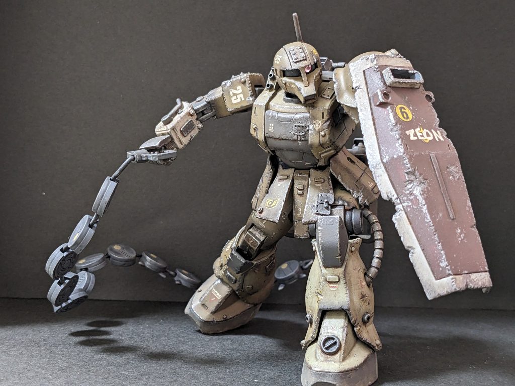 弾雨の中トーチカか何かを破壊してこいと言われた図。拾ったシールドを再利用していますが「ZEON」と殴り書きで連邦マークを塗りつぶしています。