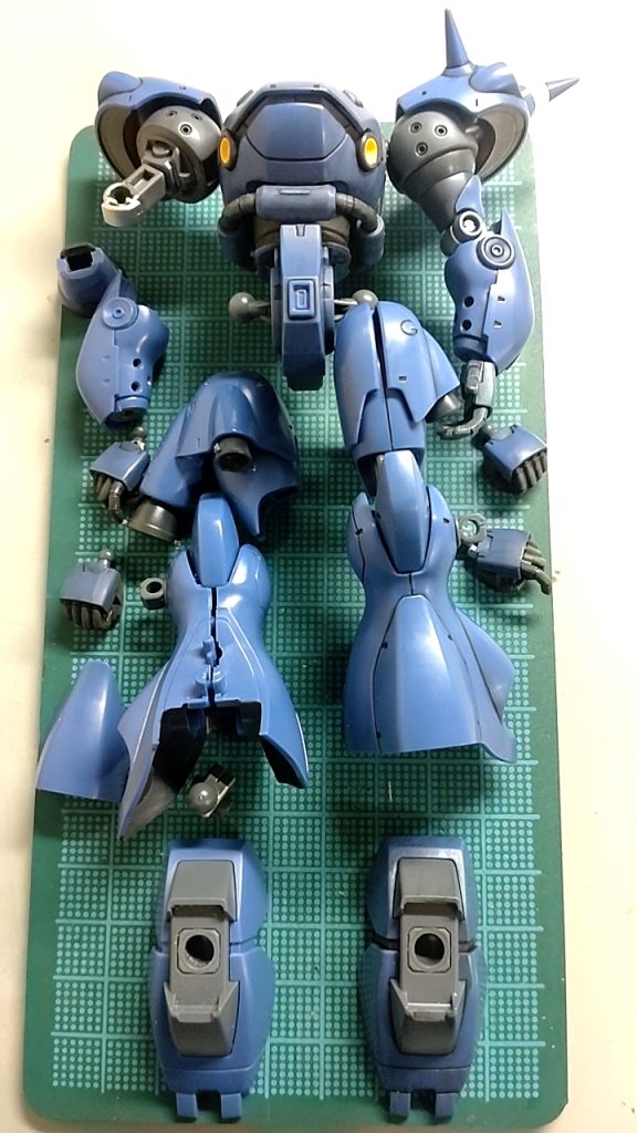 「アンディ・カンパニー」制作途中でも並べるだけで、町工場で組み上げるシーンが再現出来てしまうのは、ケンプファーの良い所✨この時点で、左脚の各スラスター等のスジ彫り工作は終わってます。